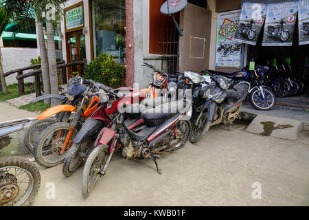 El Nido, Philippinen - Apr 4, 2017. Motorräder zum Mieten im Downtown in El Nido Stadt, Philippinen. El Nido ist für seine Sandstrände, Korallenriffe bekannt, Stockfoto