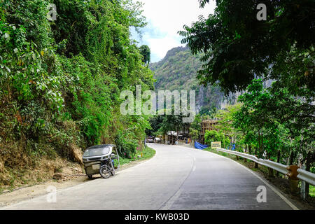 El Nido, Philippinen - Apr 4, 2017. Leere Landstraße im Downtown in El Nido Stadt, Philippinen. El Nido ist für seine Sandstrände, Korallenriffe bekannt, und Stockfoto