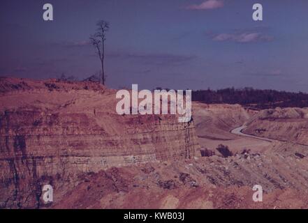 Rocky Mountain und ein Canyon in die karge Landschaft, die von der Kohle Tagebau, Barnesville, Ohio, USA, Oktober, 1973 verwüstet. Mit freundlicher Genehmigung der nationalen Archive. () Stockfoto