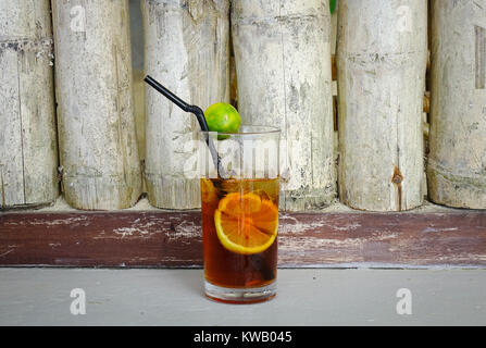 Ein Glas kalten Eistee mit in Scheiben geschnittenen Zitronen. Close Up. Stockfoto