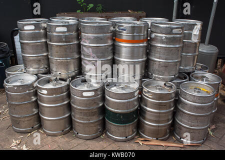 Ein Stapel von Bierfässern hinter einem Pub Stockfoto