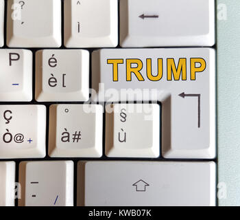 Weiße Tastatur mit dem Wort, das Du suchst: Trumpf Stockfoto