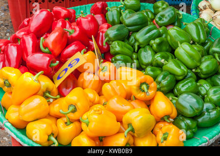 Rote, grüne und gelbe Paprika für Verkauf auf Marktstand, Bangkok, Thailand Stockfoto