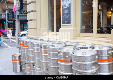 Bierfässer vor einer Bar in die Innenstadt von Sydney, Australien Stockfoto