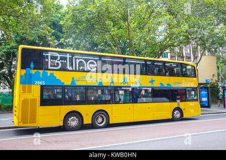 Double Decker gelb B line Sydney Bus, der den nördlichen Stränden von Wynyard Bushaltestelle in die Innenstadt von Sydney, New South Wales, Australien Stockfoto