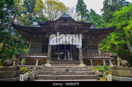 Aomori, Japan - 16. Mai 2017. Fassade des Towada Shrine am grünen Wald in Aomori, Japan. Towada-jinja Schrein ist sagte in der 9 Cent gebaut worden zu sein Stockfoto