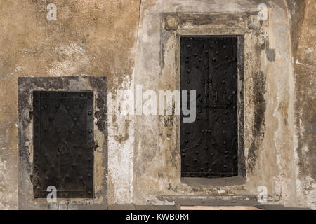 Türen für Groß und Türen für kleine Leute Stockfoto