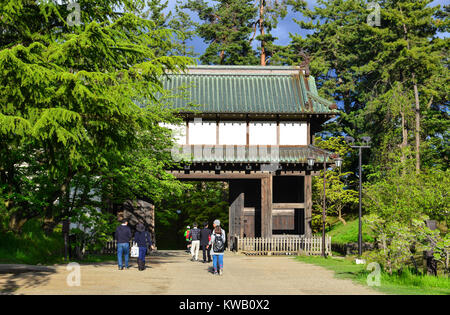 Aomori, Japan - 16. Mai 2017. Menschen besuchen Hirosaki Schloss am Sommer, der in Aomori, Japan. Hirosaki Schloss (Hirosaki-jo) ist ein hirayama im Stil der japanischen Besetzung Stockfoto