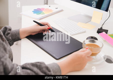 Website Designer arbeiten digital Tablet und Computer Laptop am Schreibtisch Stockfoto