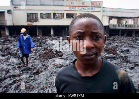 Wenn der Nyriragongo Vulkan auf 18/01/2002 ausbrach, Lava floss in Goma in der Demokratischen Republik Kongo, zerstören ein Drittel der Stadt. Mit Kühlung lava Füllen der wichtigsten Straßen waren viele Menschen in einem Schockzustand. Stockfoto