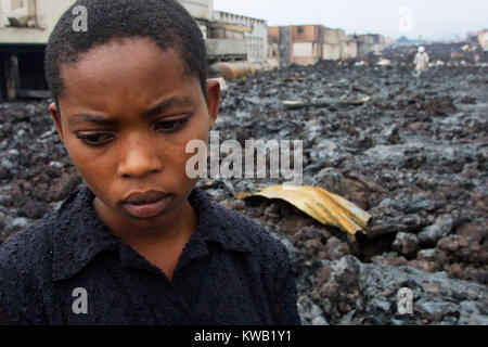 Wenn der Nyriragongo Vulkan auf 18/01/2002 ausbrach, Lava floss in Goma in der Demokratischen Republik Kongo, zerstören ein Drittel der Stadt. Mit Kühlung lava Füllen der wichtigsten Straßen waren viele Menschen in einem Schockzustand. Stockfoto