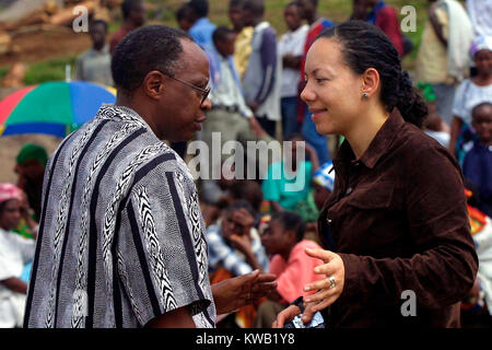 British MP Oona King, Bischof John Rucyahana, helfen Hilfe für Flüchtlinge aus der Nyriragongo Vulkan in der Cyuve Camp, Ruanda ausgebrochen zu verteilen. Stockfoto