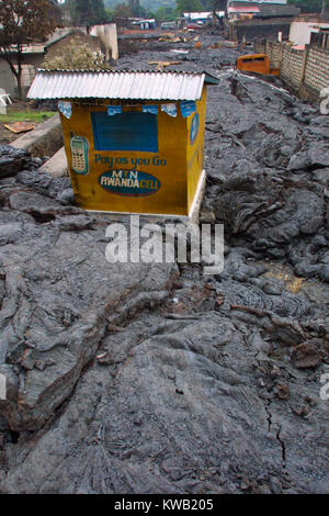 Wenn der Nyriragongo Vulkan auf 18/01/2002 ausbrach, Lava floss in Goma in der Demokratischen Republik Kongo, zerstören ein Drittel der Stadt. Stockfoto