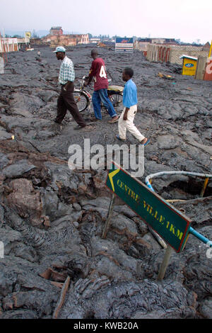 Wenn der Nyriragongo Vulkan auf 18/01/2002 ausbrach, Lava floss in Goma in der Demokratischen Republik Kongo, zerstören ein Drittel der Stadt. Da die Lava gekühlt die meisten Einwohner der Stadt zurück. Stockfoto