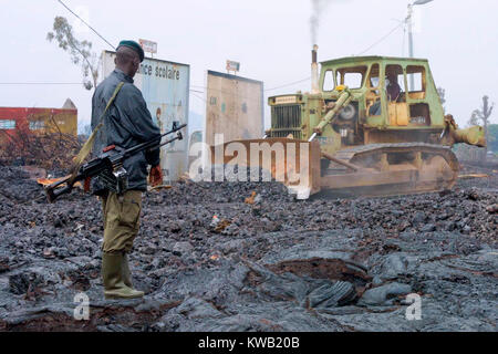 Wenn der Nyriragongo Vulkan auf 18/01/2002 ausbrach, Lava floss in Goma in der Demokratischen Republik Kongo, zerstören ein Drittel der Stadt. Die Stadt Goma Behörden waren schnell bei der Arbeit Nivellierung kalt Lava neu geöffneten Straßen. Stockfoto