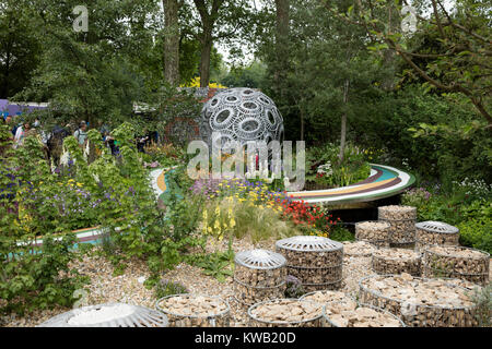 Die brewin Dolphin Garten - Forever Freefolk, von Rosy Hardy an der Königlichen Chelsea Flower Show, London, UK - Mai 2016 konzipiert Stockfoto