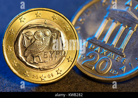 Griechische euro-Münze ein und Drachme, griechischen Ein-Euro-M?nze und griechischen Drachme, Ein-Euro-Muenze und Drachme Stockfoto