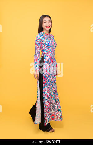 In voller Länge Porträt der vietnamesischen Mädchen in Ao Dai Kleid Stockfoto