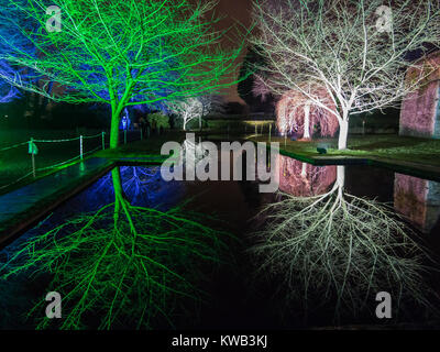 Eltham Palace moat Reflexion bei Nacht Stockfoto