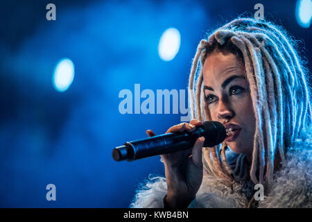 Die dänische Sängerin Aura Dione führt ein Live Konzert führt ein Live Konzert bei den Danish Music festival SmukFest 2016. Dänemark, 06/08 2016. Stockfoto