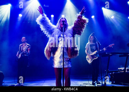 Die dänische Sängerin Aura Dione führt ein Live Konzert führt ein Live Konzert bei den Danish Music festival SmukFest 2016. Dänemark, 06/08 2016. Stockfoto