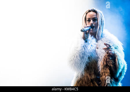 Die dänische Sängerin Aura Dione führt ein Live Konzert führt ein Live Konzert bei den Danish Music festival SmukFest 2016. Dänemark, 06/08 2016. Stockfoto