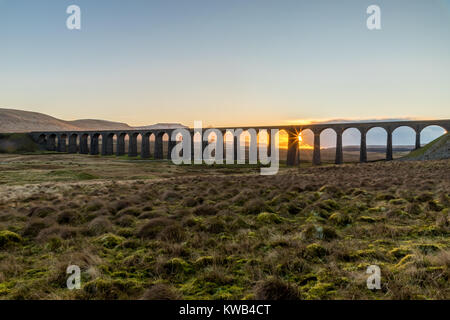 Ribblehead Viadukt bei Sonnenuntergang Stockfoto