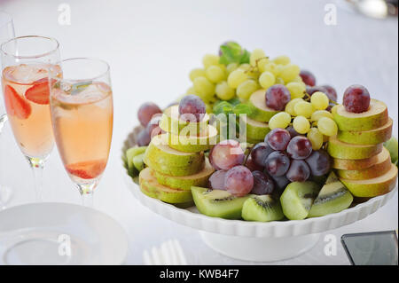 Frische bunte Früchte einschließlich Trauben, kiwi, birne weiße Schüssel closeup Stockfoto