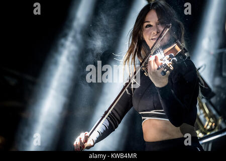 Dänemark, Skanderborg - August 10, 2017. Die britische elektronische Musik Gruppe sauber Bandit führt ein Live Konzert während der dänischen Musik Festival SmukFest 2017. Stockfoto