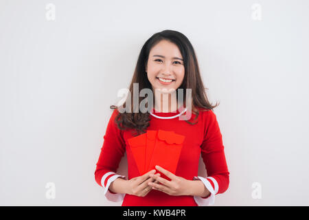 Vietnamesische Frau mit Lucky Money Umschläge zum chinesischen Neujahrsfest Stockfoto