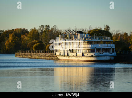 Wyborg, Russland - Nov 5, 2016. Eine touristische Bootsfahrt auf dem See im Downtown in Wyborg, Russland. Vyborg ist 174 km nordwestlich von St. Petersburg und nur 30 km von Stockfoto