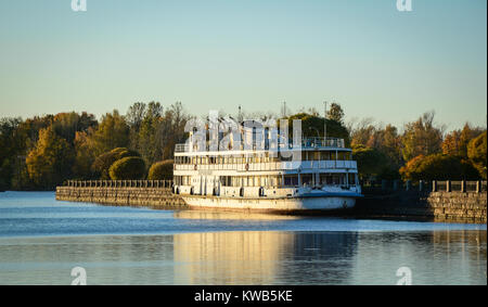 Wyborg, Russland - Nov 5, 2016. Eine Fähre auf dem See im Downtown in Wyborg, Russland. Vyborg ist 174 km nordwestlich von St. Petersburg und nur 30 km von der Fi Stockfoto