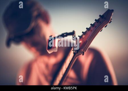 E-Gitarre spielen Stimmschlüssel Headstock Closeup Stockfoto