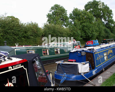 Narrowboats auf dem Grand Shropshire Canal At The Olde Barbridge Inn, Alte Chester Road, Barbridge, Crewe, Cheshire, CW5 6AY Stockfoto