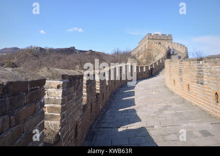 Die große Mauer von China wicklung Stein weg zum Wachturm - Mutianyu Abschnitt, Huairou, Peking Stockfoto