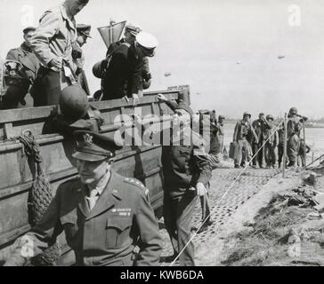 Us-Häuptlinge, die Prüfung in Frankreich eine Woche nach dem D-Day Invasion in der Normandie. Juni 14, 1944. Wandern neben Fahrzeug: Eisenhower, Supreme Allied Commander; General George Marshall, Leiter der Personal; und (hinter Marshall) Henry Arnold, Kommandierender General, Army Air Force verdeckt werden. Weltkrieg 2. (BSLOC 2014 8 114) Stockfoto