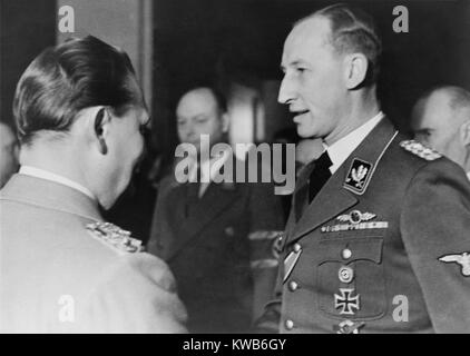 Reinhard Heydrich im Gespräch mit Hermann Göring an Göring's Geburtstag Feier, Jan. 12, 1942. Im gleichen Monat, Januar 1942, Heydrich den Vorsitz der Wannsee Konferenz, auf der die "Endlösung" für die Deportation und die Vernichtung aller Juden im deutsch besetzten Gebiet während des Zweiten Weltkrieges 2 geplant. (BSLOC 2014 8 155) Stockfoto