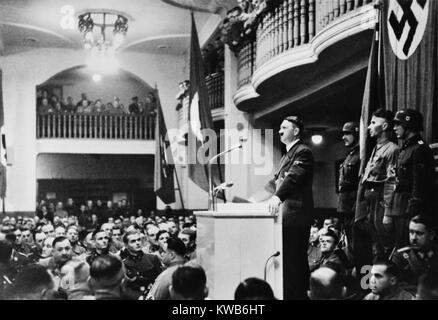 Adolf Hitler, seine jährliche Rede an seine alte Garde bei der Münchener Bierhalle, November 8, 1939. Minuten nach Hitler links, eine Bombe auf dem Rednerpult gepflanzt explodierte. 8. Wurde das Jubiläum des 1923 Beer Hall Putsch in der Burgerbraukeller, München. Weltkrieg 2. (BSLOC 2014 8 168) Stockfoto