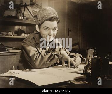 Soldat-Zeichner Bill Mauldin sitzen am Schreibtisch im Büro in Il Messagero Gebäude, Rom, Italien. Ca. 1945. (BSLOC 2014 8 212) Stockfoto