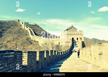 Schönen Wanderweg entlang der Chinesischen Mauer kurvenreiche Straße entlang Beijing Berge - Mutianyu Abschnitt, Huairou Stockfoto