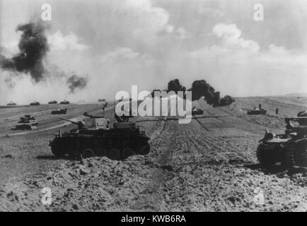 Deutsche Panzer überqueren flache Feldern in der Ukraine im Juni / Juli 1941. In der Sowjetunion während des 2. Weltkrieges. (BSLOC 2014 8 3) Stockfoto