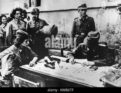 Sowjetunion (Russland) Frau Soldat POW ist von einem deutschen Offizier verhört. Sowjetische Frauen Ärzte und Krankenschwestern an der Front gedient. April 1942. Weltkrieg 2. (BSLOC 2014 8 46) Stockfoto