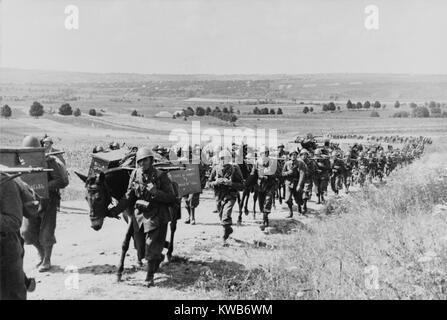 Italienische expeditionary Truppen und Artillerie März an der Ostfront während des Zweiten Weltkrieges 2. Juli 1941. Allied mit Nazi-deutschland, italienische Truppen schlecht durchgeführt in ihrer Vorauszahlung im Süden vor der Operation Barbarossa. In der Sowjetunion (Russland), die während des Zweiten Weltkrieges 2. (BSLOC 2014 8 6) Stockfoto