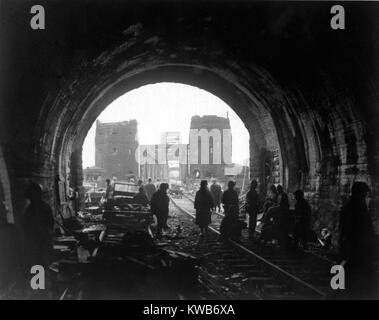 Erste US-Army Men und Ausrüstung Gießen über die Ludendorff-Brücke bei Remagen. Zwei kampfunfähig Jeeps im Vordergrund sind ein Beweis für die deutschen Angriffe und versuchen, von der US-Brücke statt zerstören. März 11, 1945, Deutschland, Weltkrieg 2. (BSLOC 2014 8 67) Stockfoto