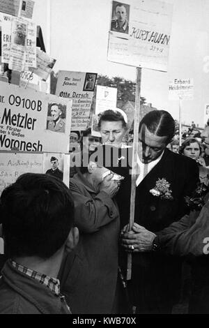 1955, 15.000 deutschen POW's endgültig durch die Sowjetunion (Russland) freigegeben wurden. POW Rückkehr in West Deutschland anerkannt ein Mann in ein Foto von einer älteren Frauen gehalten wird. Er informierte die Mutter des Mannes, daß ihr Sohn tot war. Weltkrieg 2. (BSLOC 2014 8 96) Stockfoto