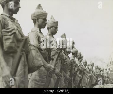 Die neu angekommenen Briten indische Soldaten stehen stramm vor der Inspektion in Singapur. Ca. Dez. 1941. Weltkrieg 2. (BSLOC 2014 10 145) Stockfoto