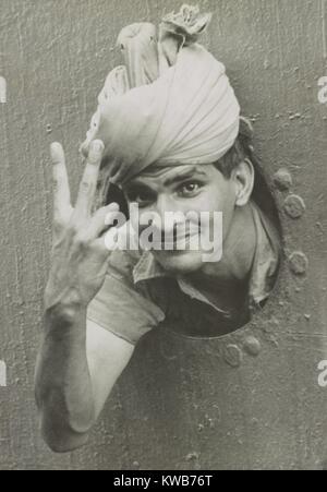 British Indian Soldat gibt er den "V"-Zeichen aus einem Port-Bohrung von einem Schiff bei der Ankunft in Singapur. Dez. 1941. Weltkrieg 2. (BSLOC 2014 10 146) Stockfoto