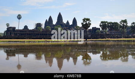 Antiken Tempel von Angkor Wat Wasser auf den Teich spiegelt, Kambodscha Stockfoto