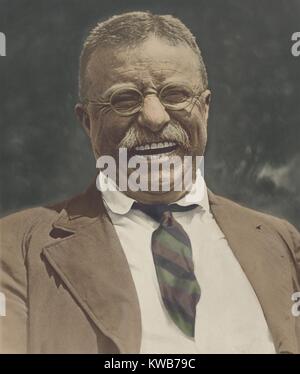 Theodore Roosevelt lachen, C. 1910-1912. Roosevelt kehrte aus seinem post-presidential African Safari zu bewundernden Mengen am 18. Juni 1910. Er bald wieder die öffentliche Arena mit einem englischsprachigen Tour im Mittleren Westen der USA eingetragen. Anfang 1911 begann er zu Herausforderung Presid (BSIC 2016 9 12). 7 Kontinente Geschichte/Everett Collection Stockfoto