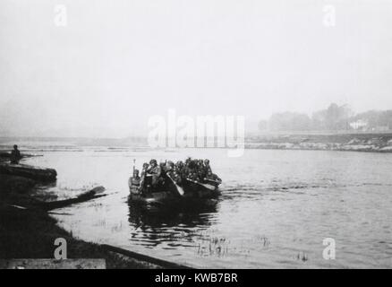 Deutsche Soldaten der Dnjepr River Crossing in einem kleinen Boot. Bis Ende August 1941, Südliche NS-Armeen hat den Fluss überquert und etablierte ein strategischer Brückenkopf, von dem aus Sie auf Kiew erweitert. August 1941, während des Zweiten Weltkrieges 2. (BSLOC 2014 8 10) Stockfoto